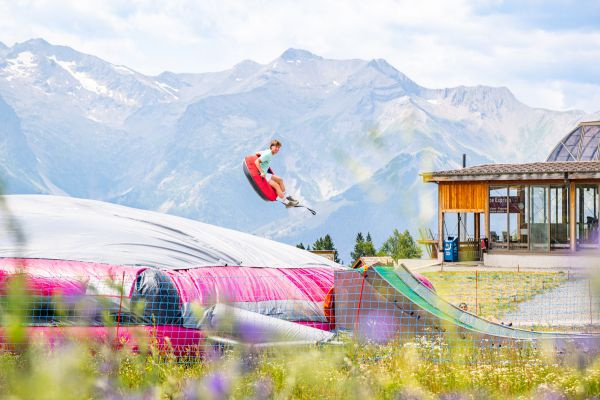 Saut sur un airbag en montagne