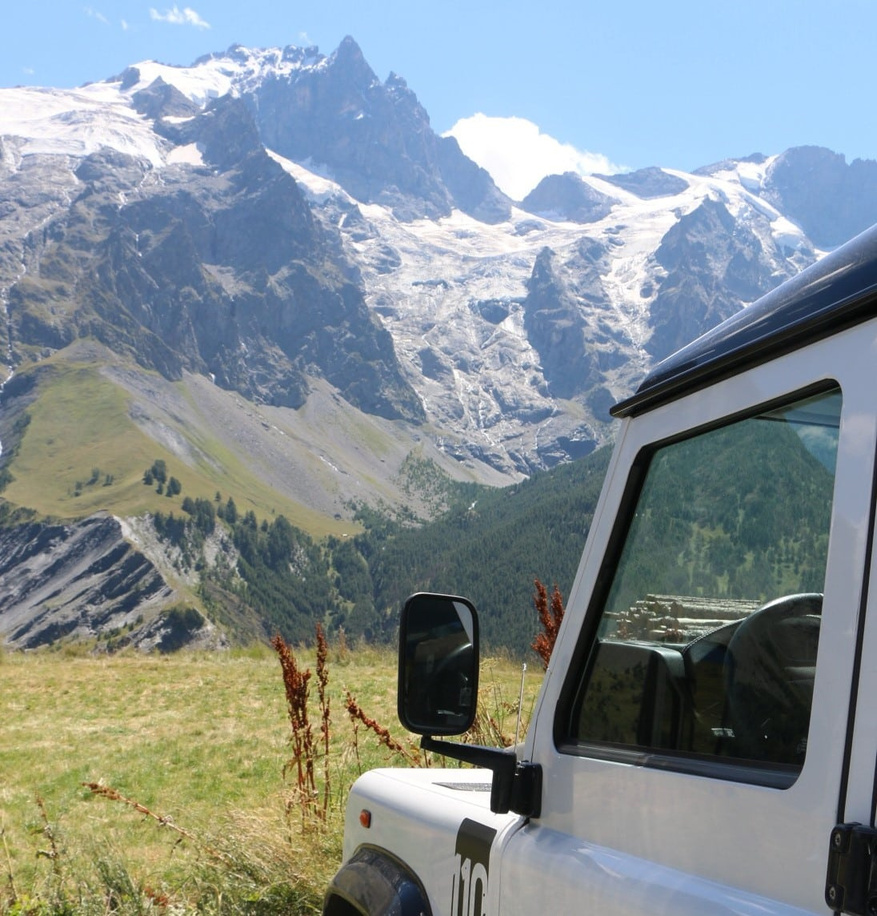 Land Rover Defender dans les montagnes