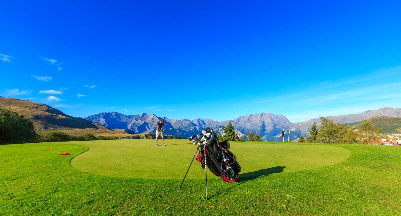 Golf face aux montagnes