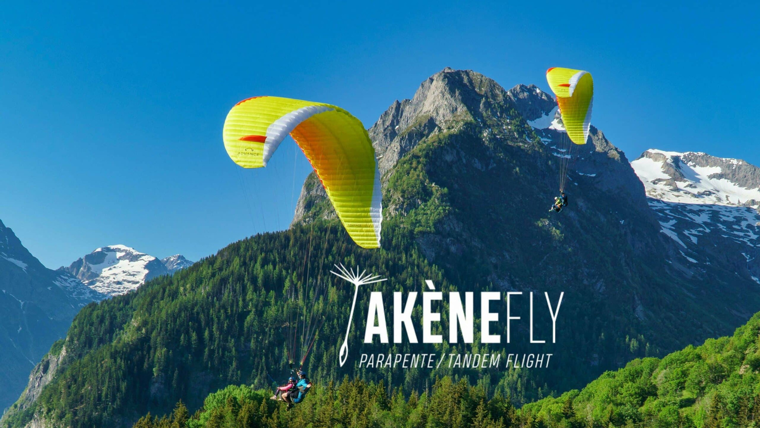 Parapente au-dessus des montagnes